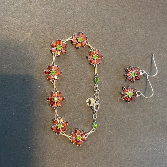 FLOWER CHAIN BRACELET AND MATCHING EARRINGS - Picture 2 of 3